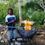 Préparation des liens en feuilles de Pandanus