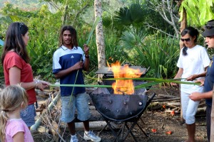 Préparation des liens en feuilles de Pandanus